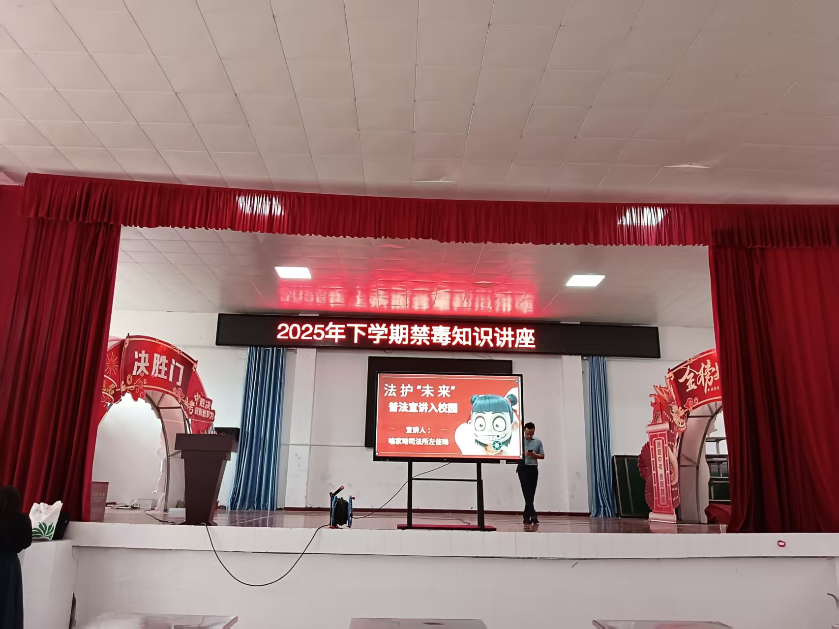 �������磺�������ý�У԰ �ػ��ഺ����������